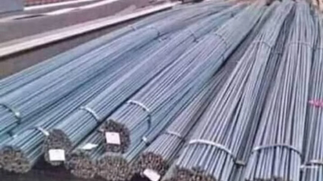 توقف حركة بيع حديد التسليح في الأسواق انتظاراً لاستقرار سعر صرف الدولار